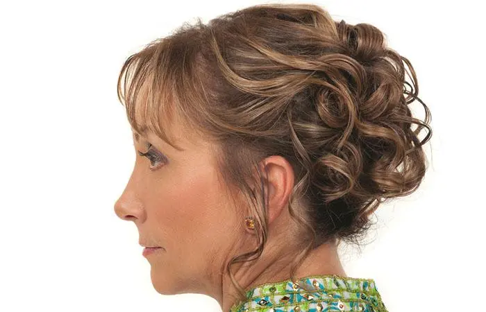 Mulher com penteado cacheado bagunçado