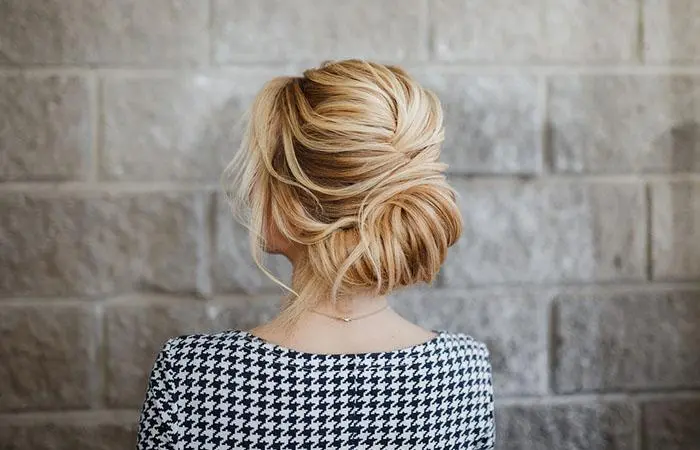 Mulher com penteado francês