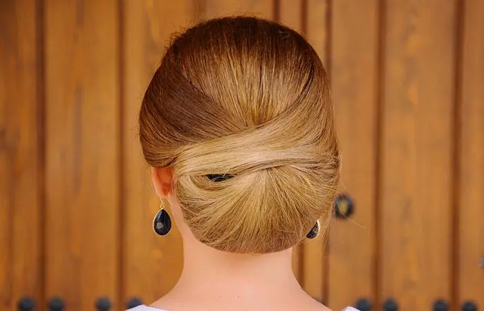 Mulher com penteado com coque baixo