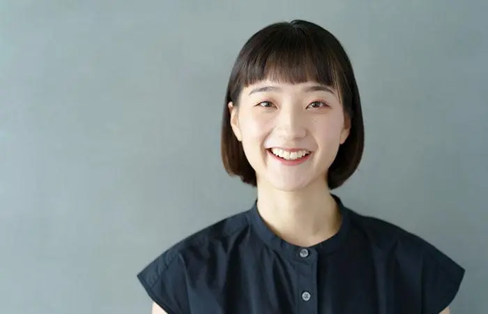 Woman with a basic 1950s pageboy haircut