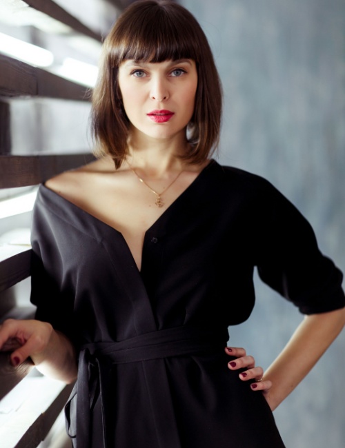 A woman with a clavicle cut