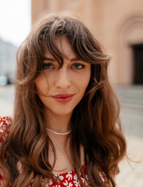  A woman with bottleneck bangs