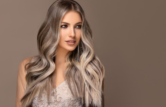 A woman with a beautiful wavy hairstyle